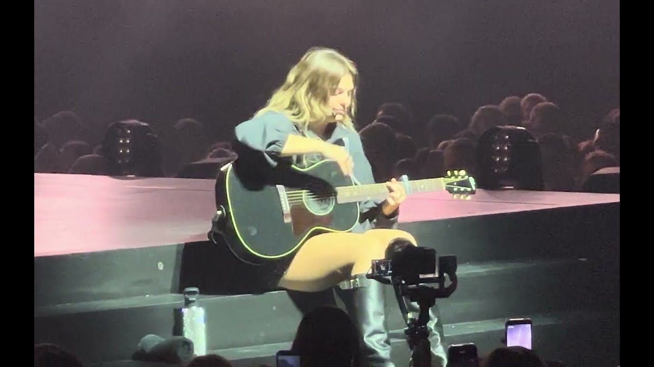 LOUANE interrompt la chanson pour protéger un fan de sécurité