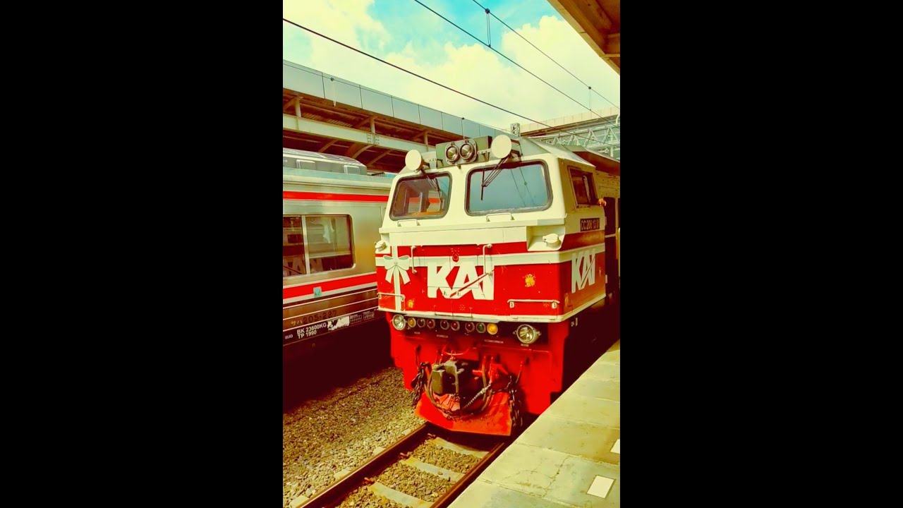 Kereta Api melintas di Stasiun Jatinegara Pagi menjelang Siang, train, rel, gaadee, tren & former