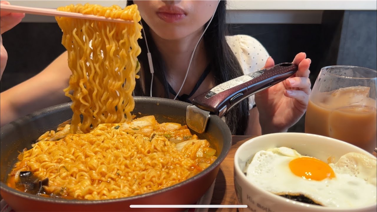 【ASMR咀嚼音】辛い海鮮ちゃんぽん🍜＆海苔ごはん×とろ〜り目玉焼き🍳＋ミルクティー | Spicy Seafood Noodles & Rice with Fried Egg 