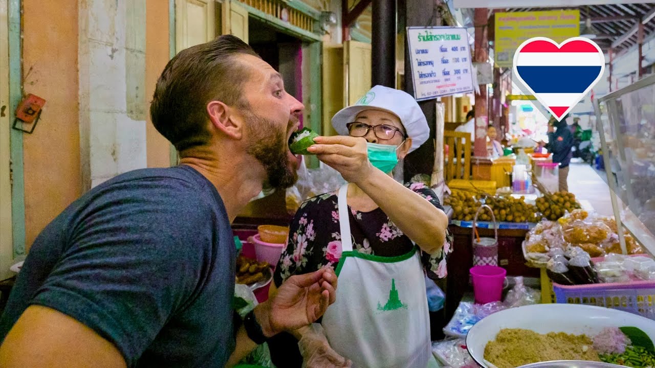Thai Auntie Feeds Me Forgotten THAI FOOD at Bangkok's OLDEST Food Market 🇹🇭 @The Country Collectors