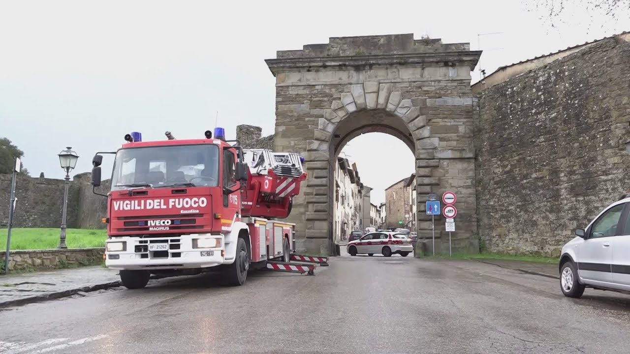 Crolla un pezzo di arenaria da Porta S. Clemente