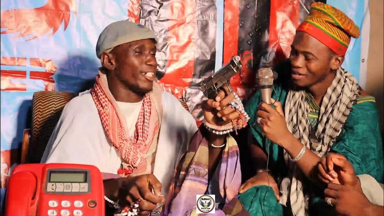 Le Fou Woroli et son Grio Diabate sur Wadjoulou Kènè