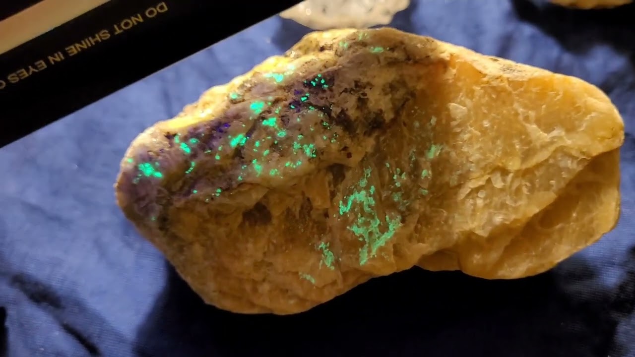 More rocks that glow green under ultraviolet light: fluorescent pegmatite