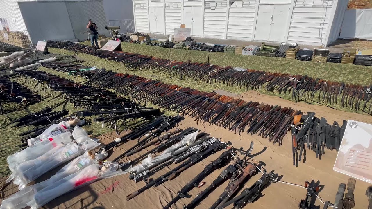 الجيش الإسرائيلي يعرض أسلحة يقول إنه استولى عليها من حزب الله | AFP
