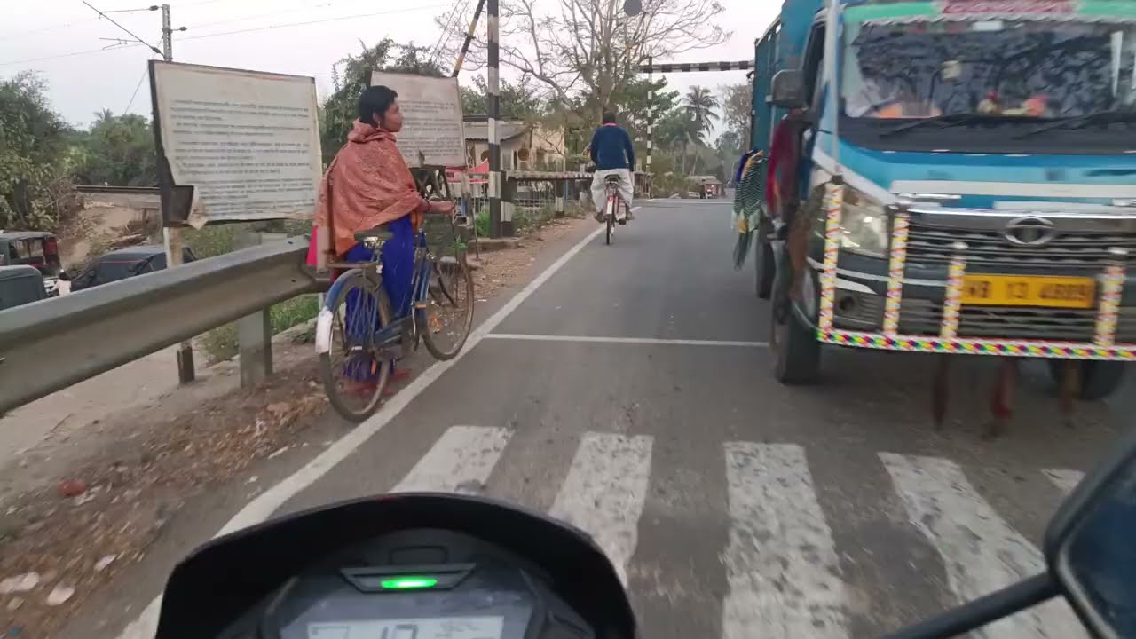 আমরা ঘুরতে এসেছি দেখুন সিদ্ধেশ্বরী দিকে যাচ্ছি