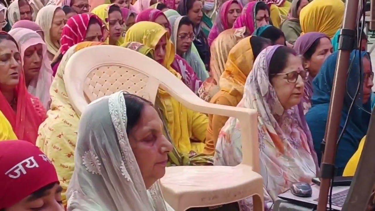  द्वारका पुरी गुजरात में कथा में श्रद्धालुओं को कथा के साथ ध्यान क्रियाएं सिखाते संत सुभाष शास्त्री 