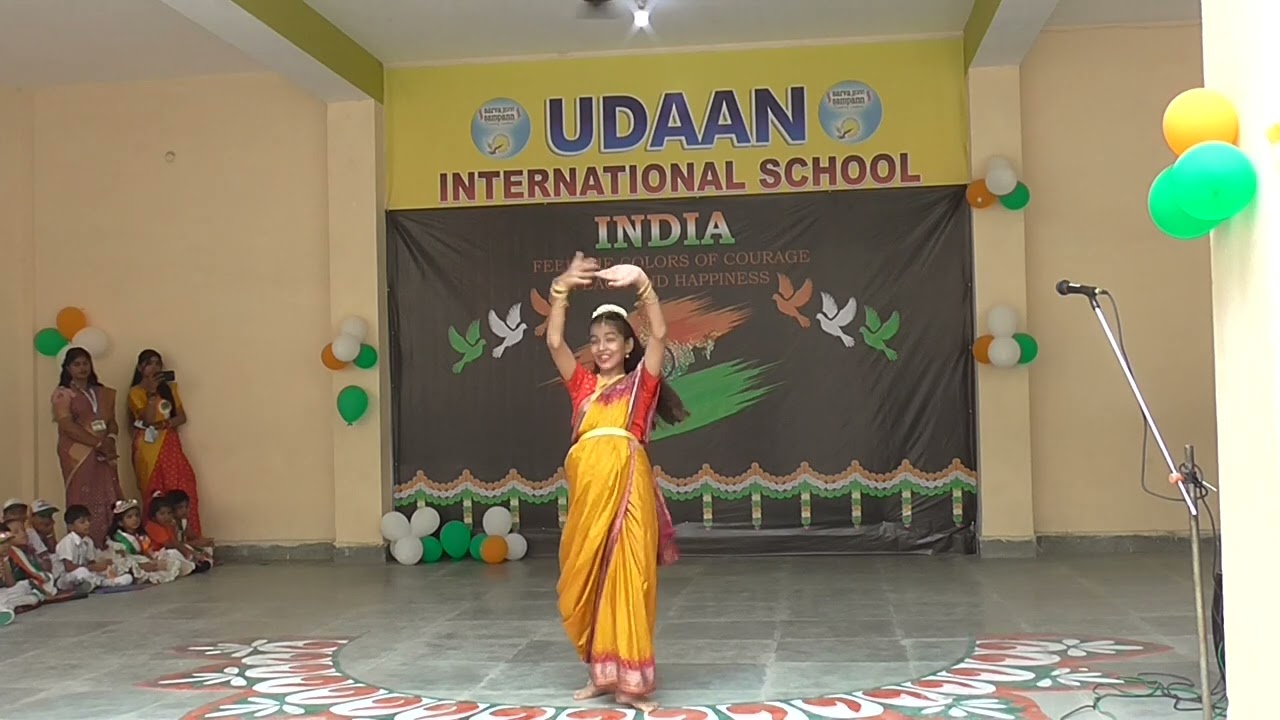 Mai Bharat Ka chehra Hu Dance Act, Amitabh Bacchan by Udaan International School Girls.