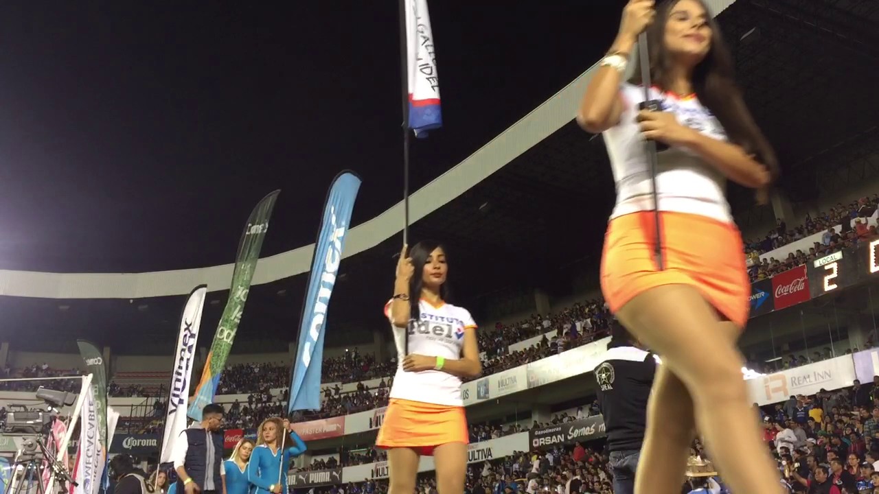 Hermosas edecanes en el partido entre Gallos y Cruz Azul en el Corregidora