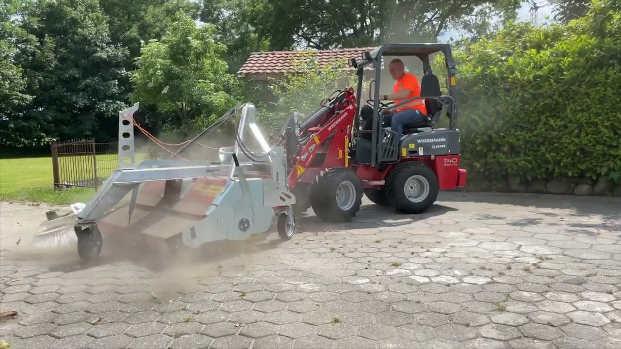 Masina de maturat Optimal 1600 marca Westermann Radialbesen atasata la tractorul Weidemann Hoftrac