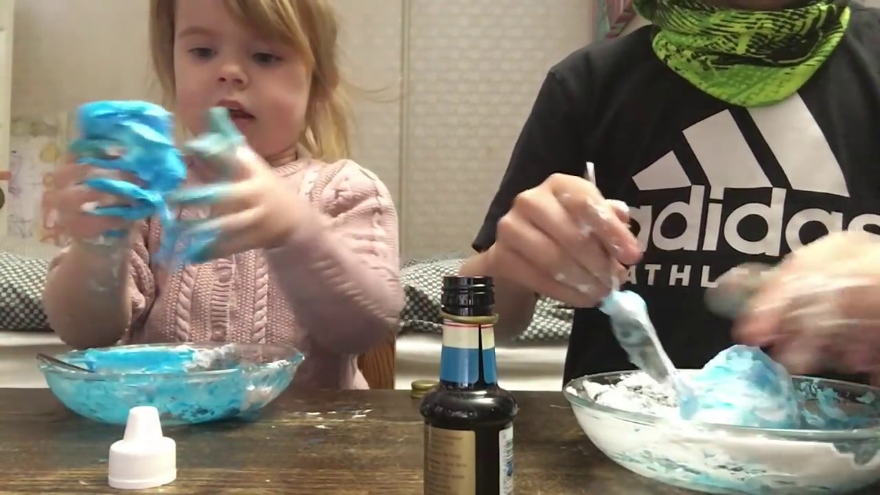 Jeg lærer min storebror at lave slim