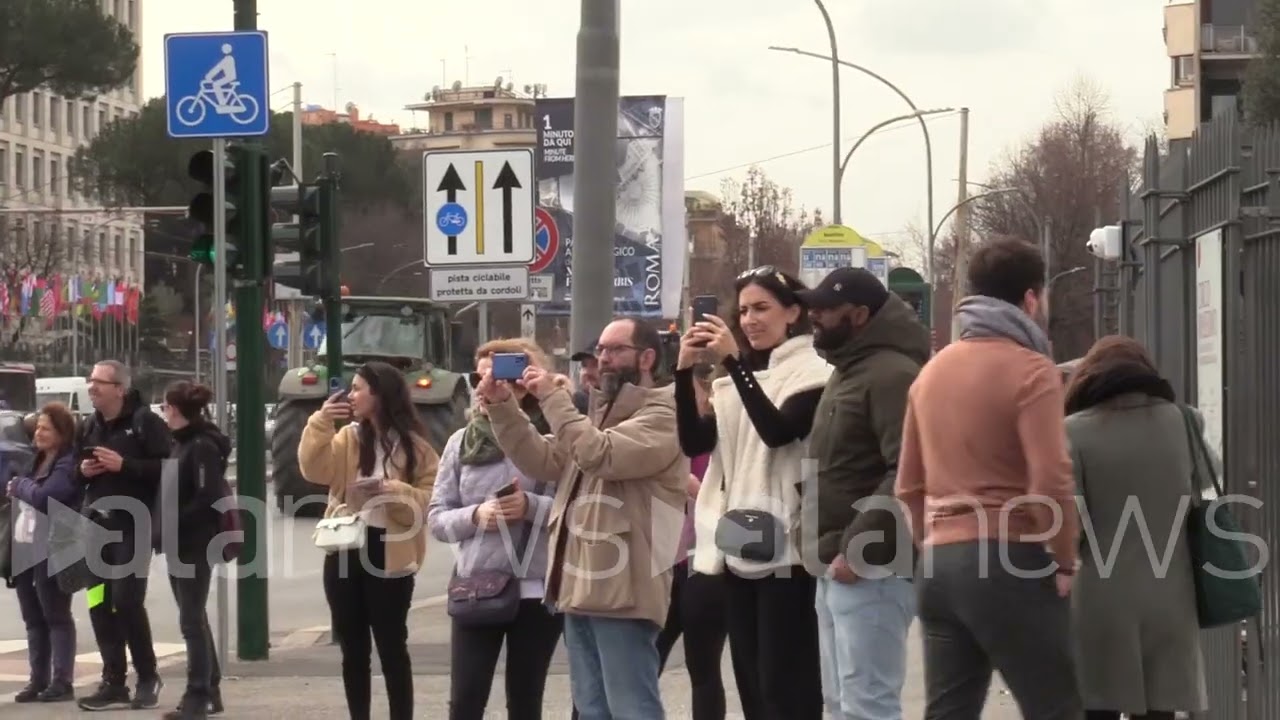 Agricoltori, i trattori in protesta arrivano nel centro di Roma: 
