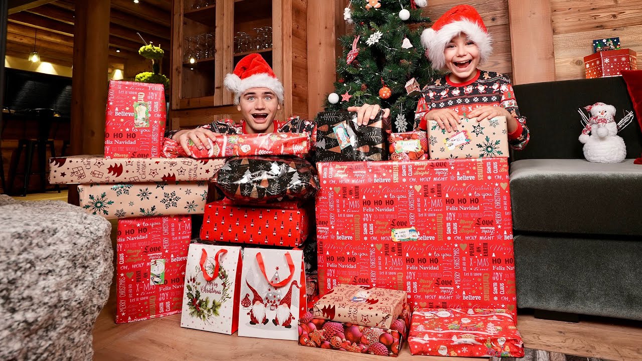 NOS CADEAUX DE NO&Euml;L 2021 ! - Swan & N&eacute;o ouvrent leurs cadeaux