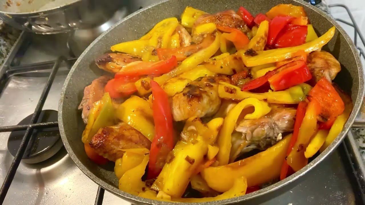 Pollo alla birra con peperoni in padella
