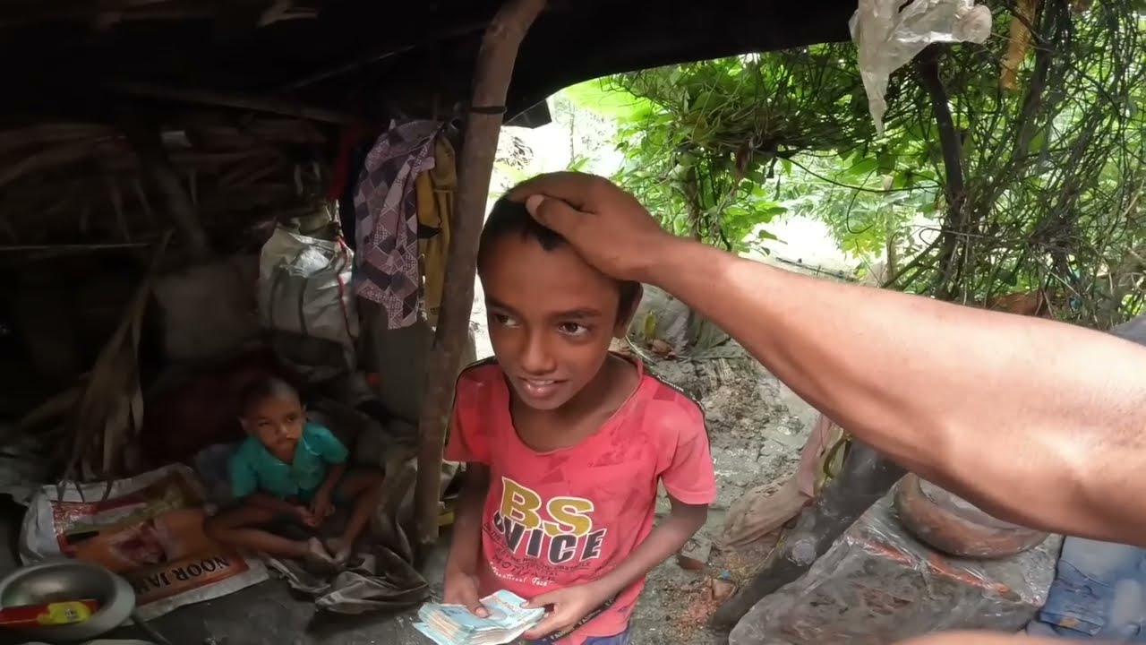 বাবা-মা না থাকায় এই ছোট্ট ছেলে দুটি আজ তিন দিন না খেয়ে কি করে আছে।