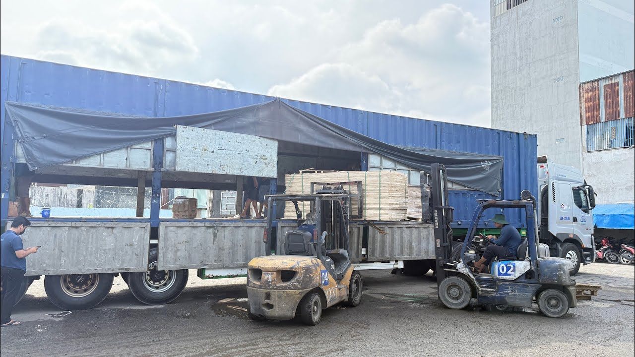 1 xe nâng không đủ thì 2 xe hàng dài không chủ quan được