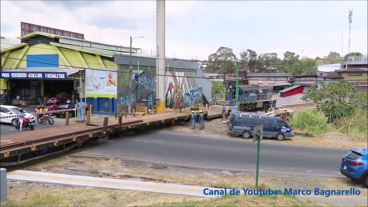 Tren de trabajo del INCOFER descargando rieles en Pirro, Heredia