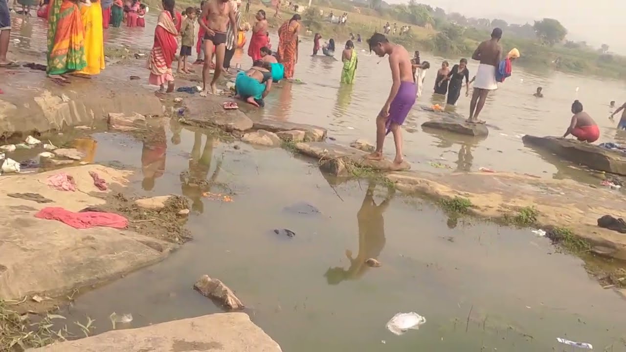 बेचूबीर धाम स्नान ।। mahima bechubir baba ke | बेचुबीर नदी में नहाते लोग | ganga snan vidio