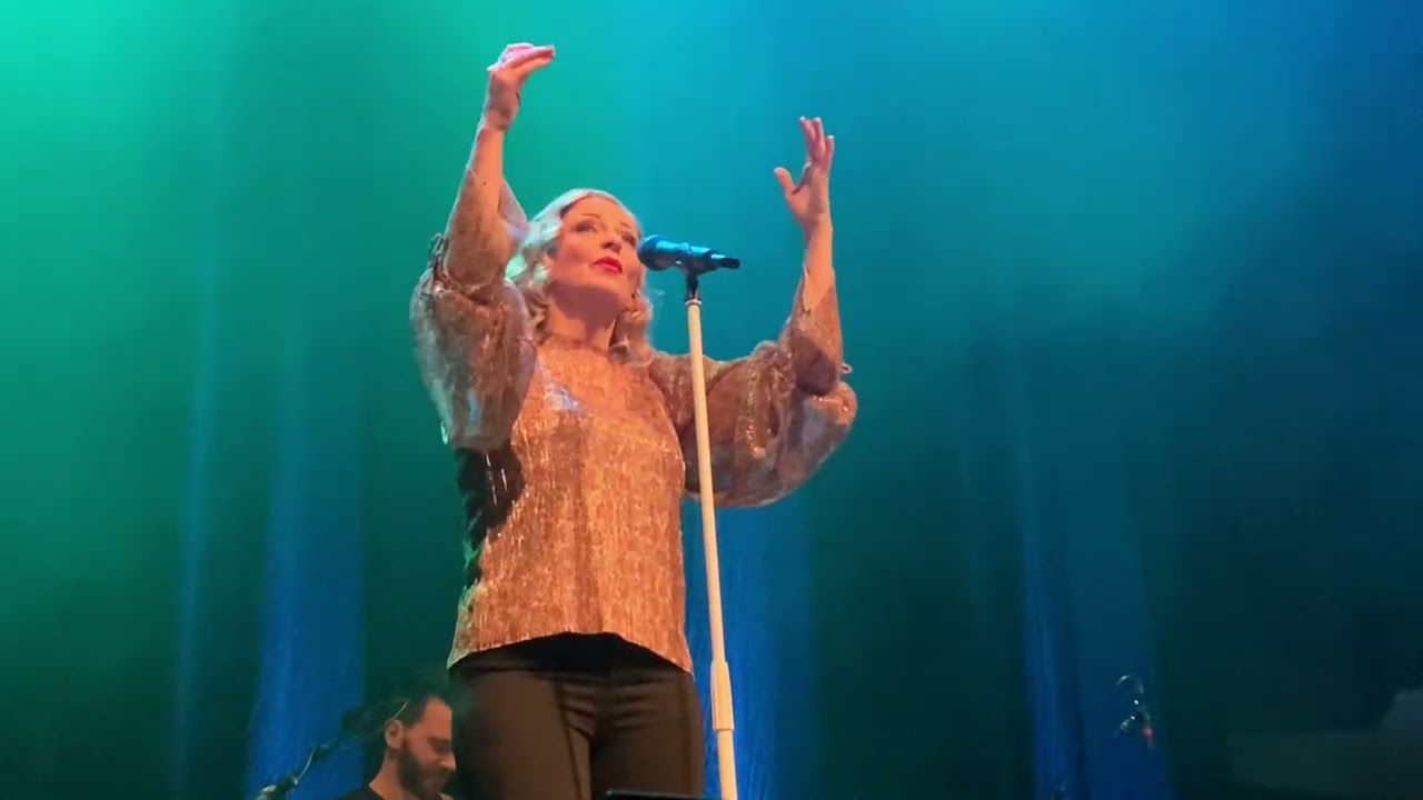 Anneke van Giersbergen - The Kick Inside (Kate Bush cover) - Live at TivoliVredenburg