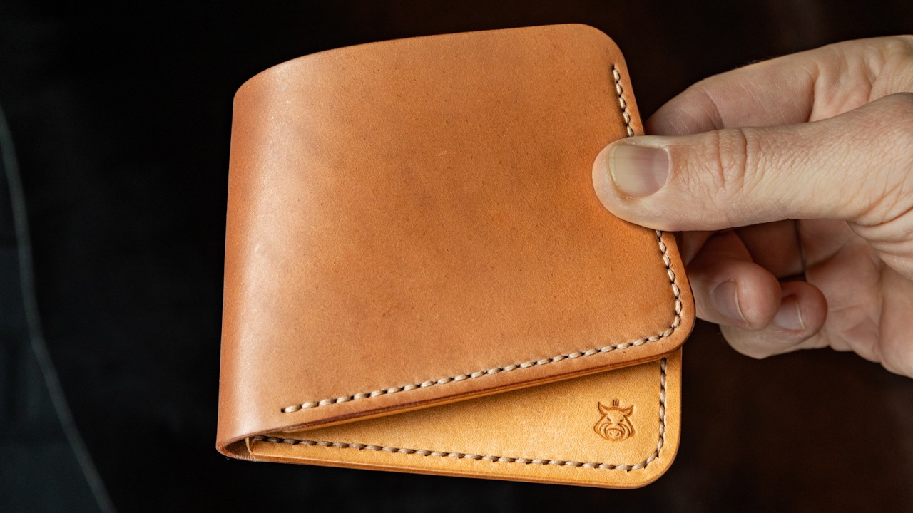 Detailed crafting leather bifold wallet 