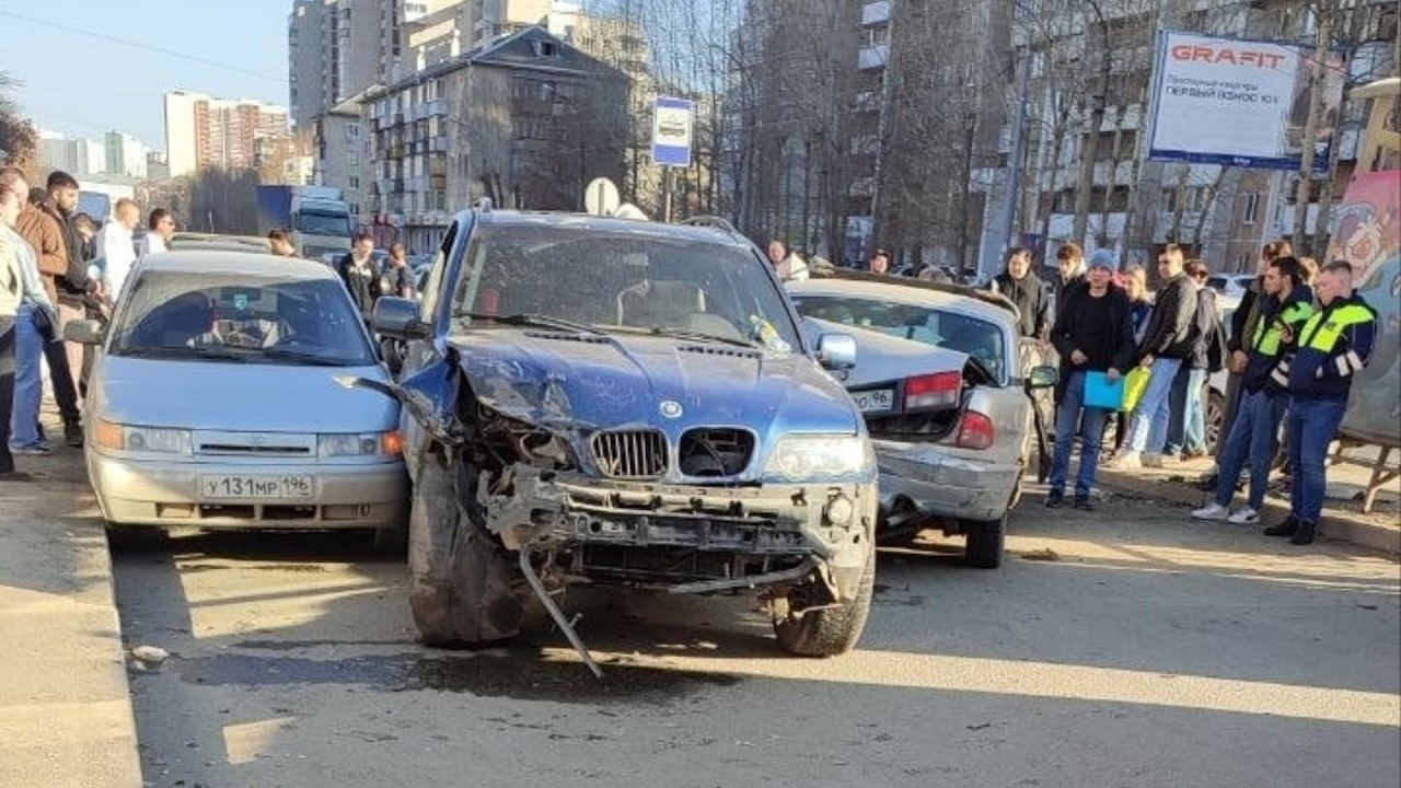 Три &laquo;автодинозавра&raquo; не поделили Победу. Real Video