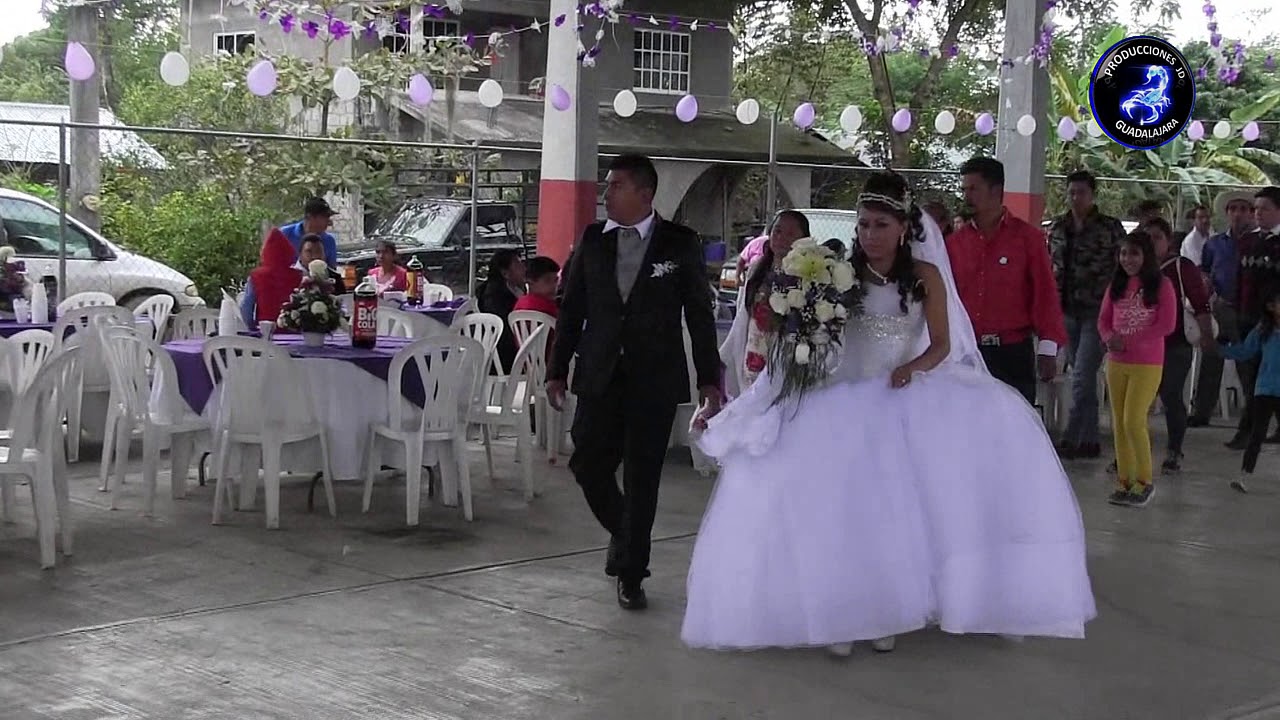 NOVIOS SALIENDO DE MISA EN EL ESTADO DE SAN LUIS POTOSI