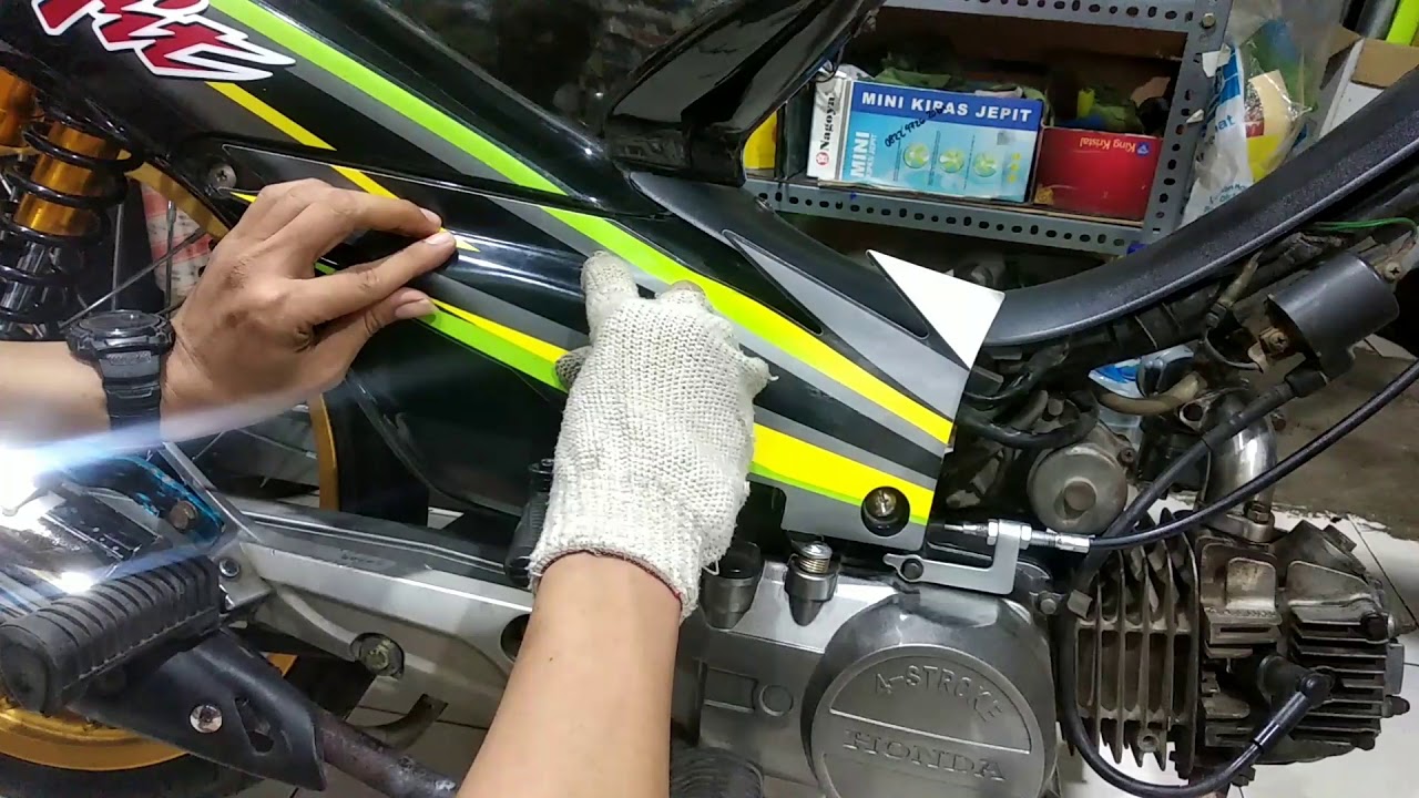 Pasang striping sticker Honda Supra fit jadul