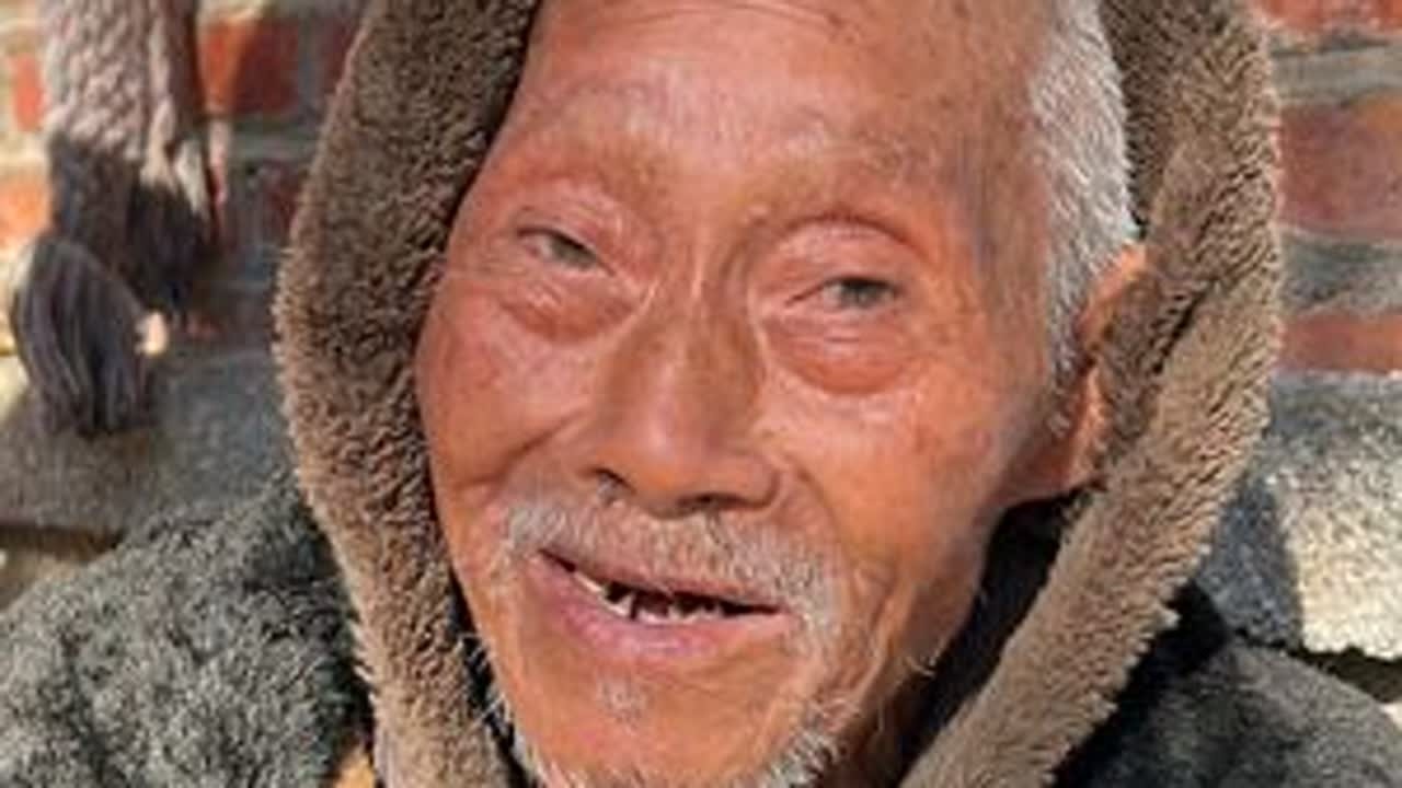 天气冷了来看看快100岁的三位爷爷愿这个冬天能给三位爷爷带来一点点温暖和快乐#下乡理发 #纪录真实生活 #传递善良传递爱 #农村生活 #做有意义的事