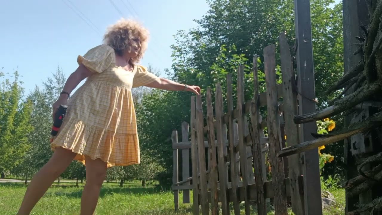 Кучерява хата. Один день в селі...