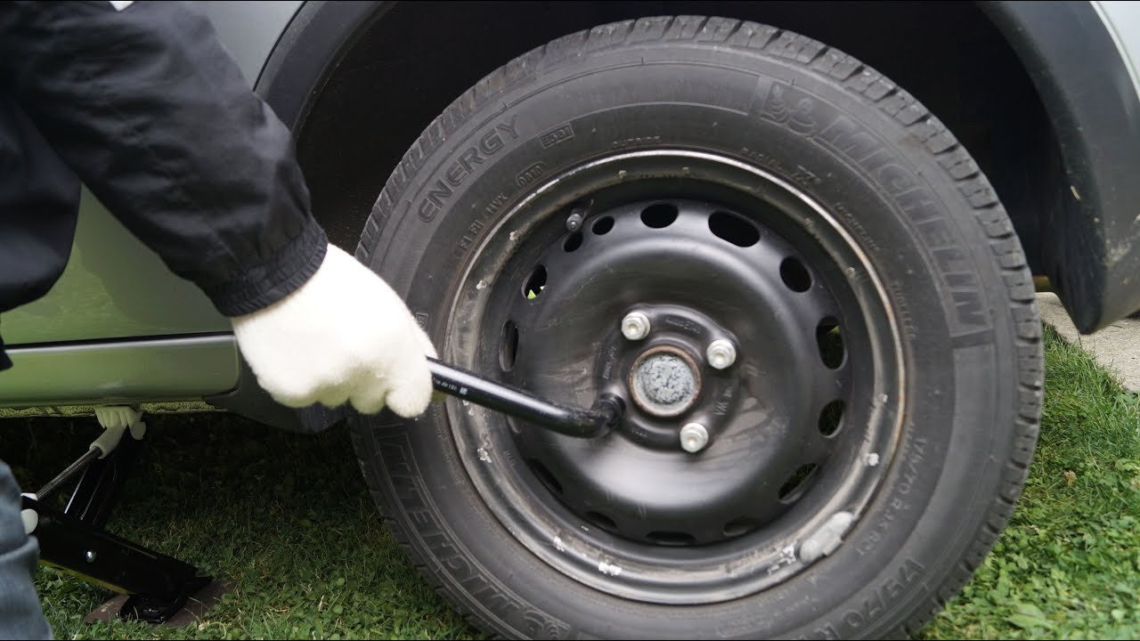 Opel Corsa - Tire Change