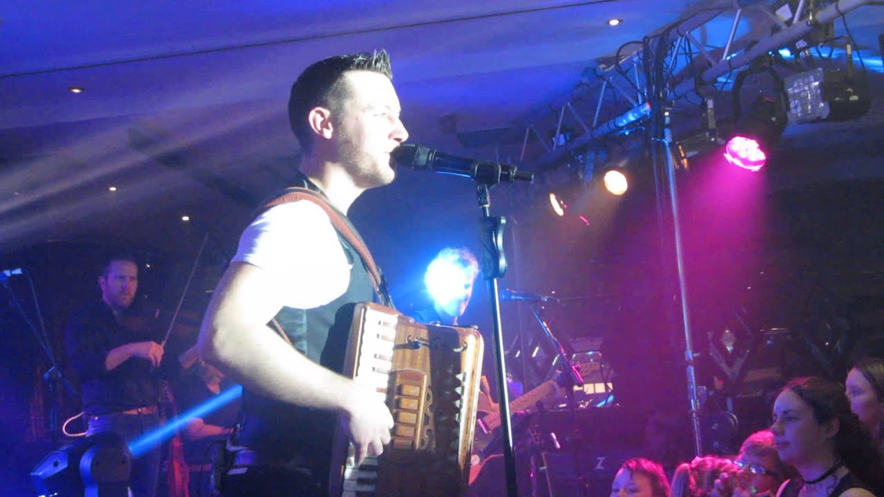 Nathan Carter : Banks of roses.