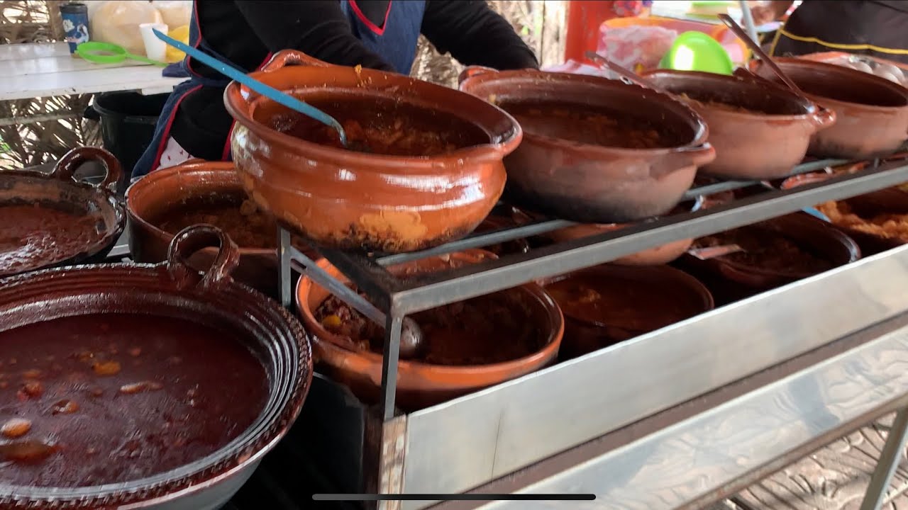 Variedad de guisos sobre la carretera en la Barca Jalisco, muy recomendados por la quijada feroz