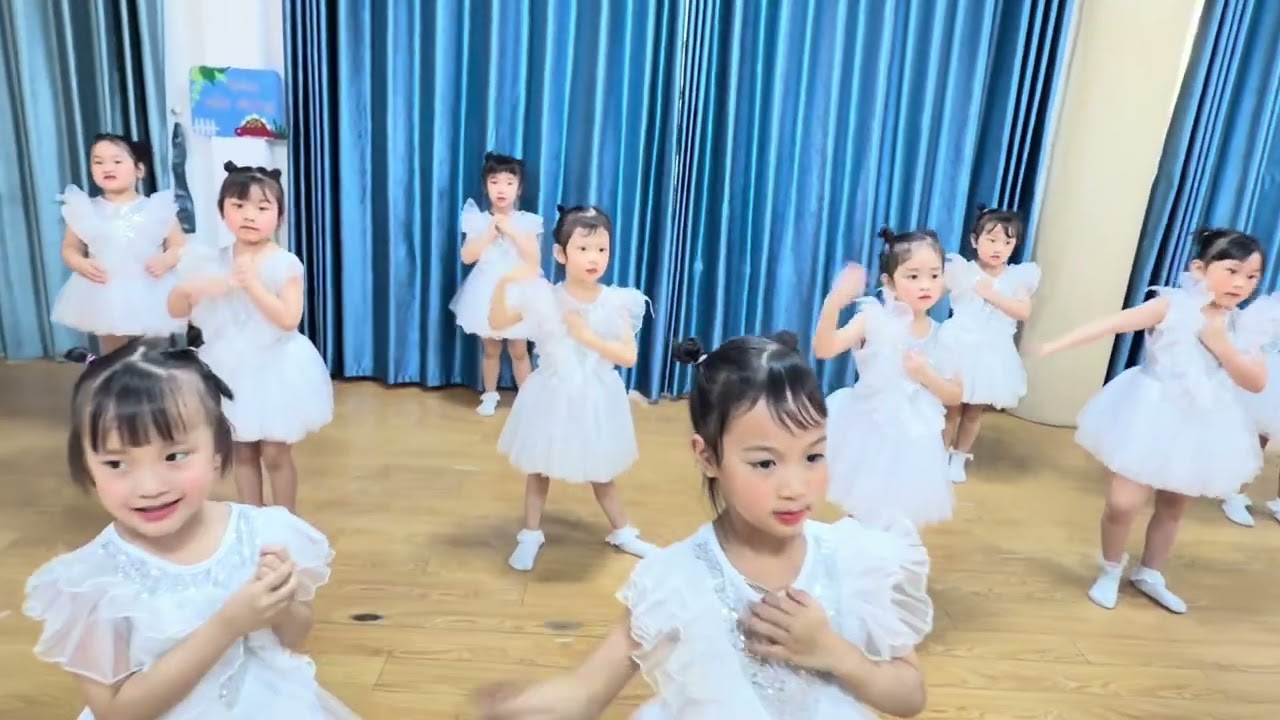 Bài múa:  Mẹ yêu nhé