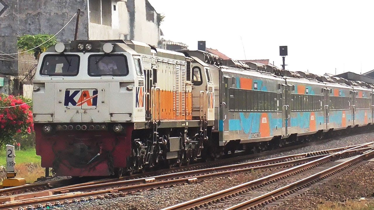 Melewati Palang Pintu Kereta Api Subang Haurgeulis Lokomotif CC206 Narik Gerbong Trailer Panjang