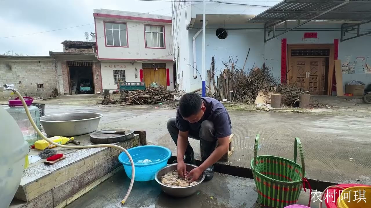 上百元一斤的鸡枞菌，阿琪这样弄了满满一大锅，这味道太香了