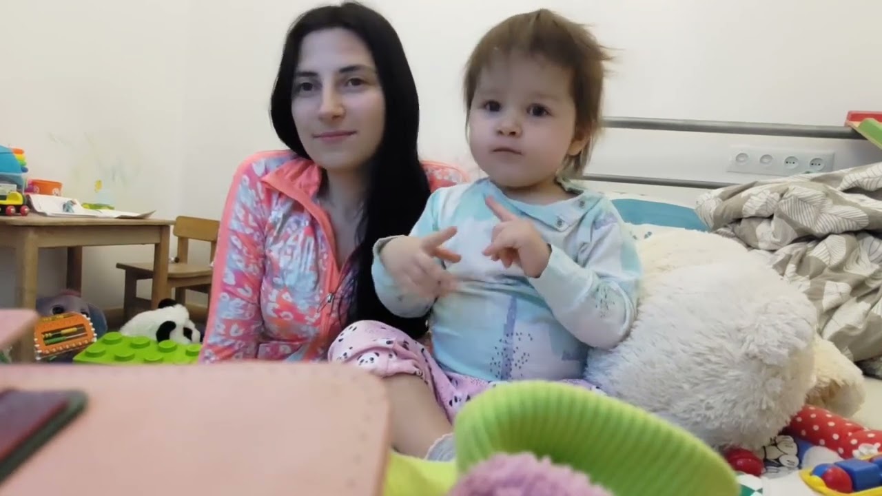 Пою в караоке в детской). 