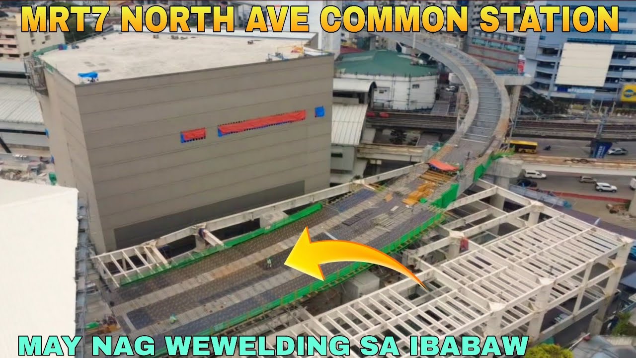 Кто-то сваривает верхнюю часть балки/станции метро MRT7 North Avenue Common, а также станции Unit...
