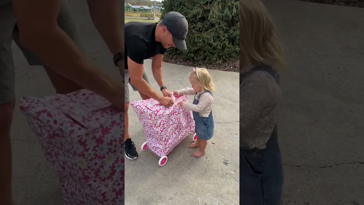 Готовим нашу дочку к рождению тройняшек! 🥰 #мило #ребёнок #сюрприз #мама