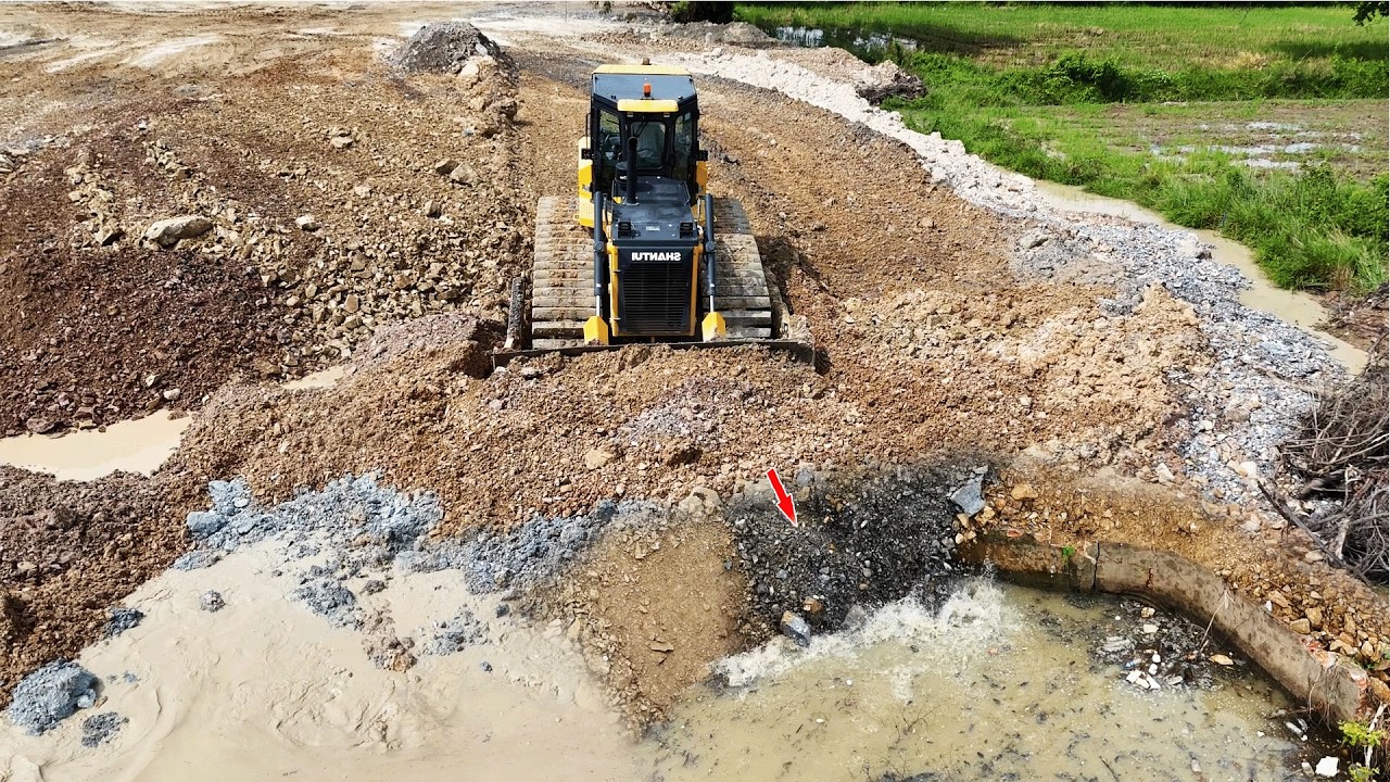 Filling Up The Land Huge, Wonderful Bulldozer SHANTUI DH17C3 In Action