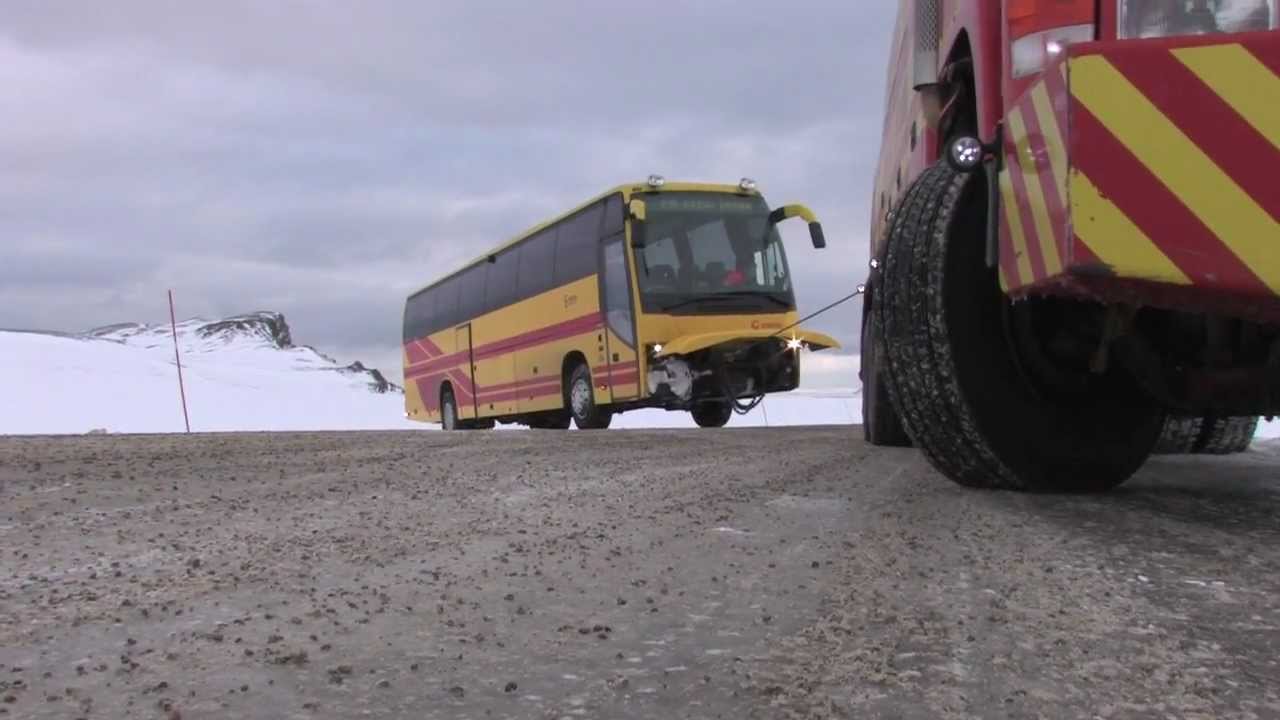 Viking Skaidi tar opp en buss p&aring; Veidnes.