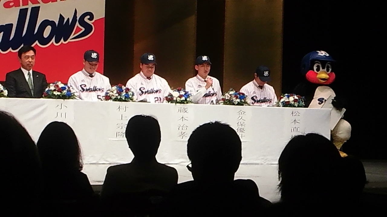 【 #55村上宗隆 / #9塩見泰隆 入団当時の気持ちに偽り無し #2896つばくろう 椅子が無し】裏から自分で持ち出す