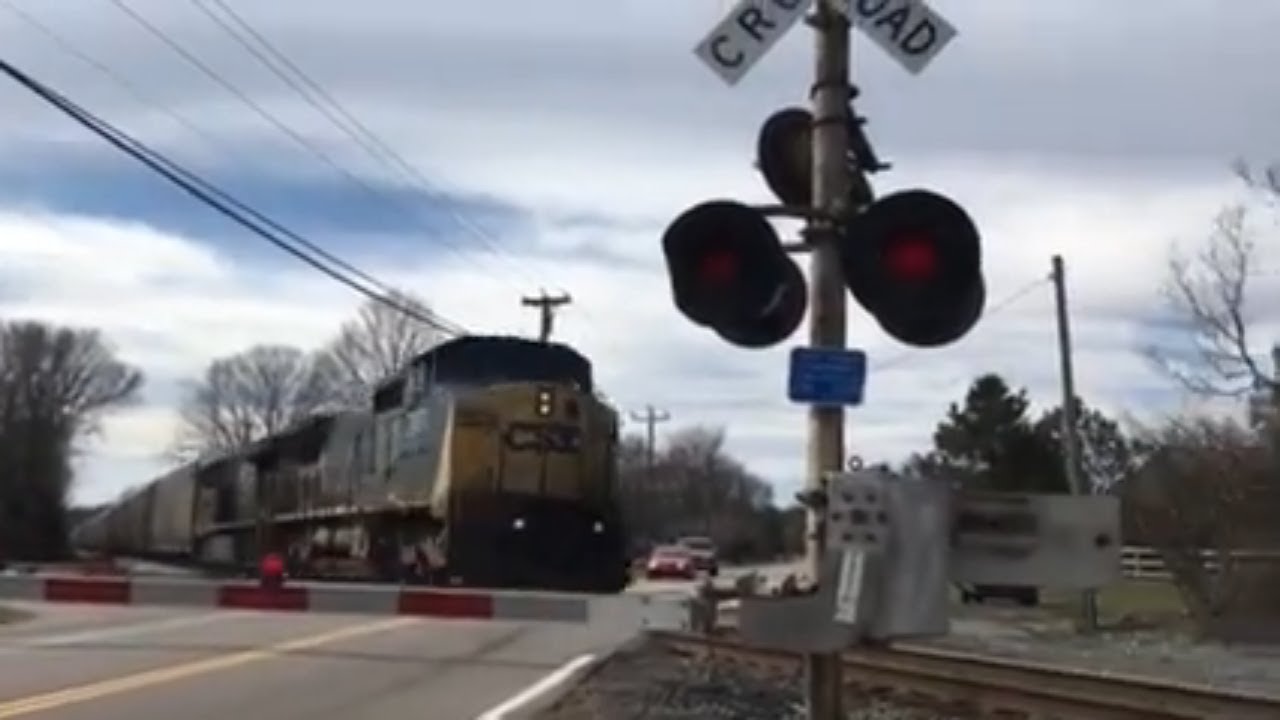 CSX C40-8W Goes through crossing with WRRS Mechanical Bell