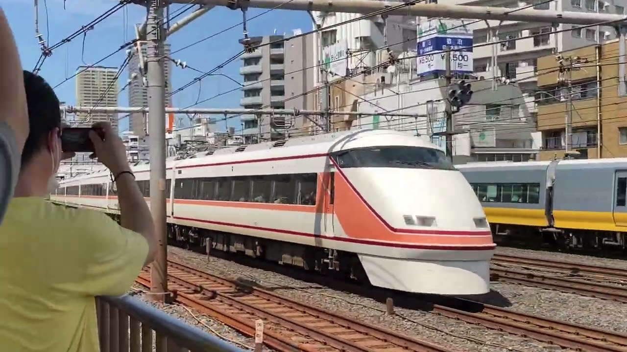 特急スペーシア上野日光号がE657系K2編成(リバイバルカラー)と並走しながら鶯谷駅を通過していく様子！！
