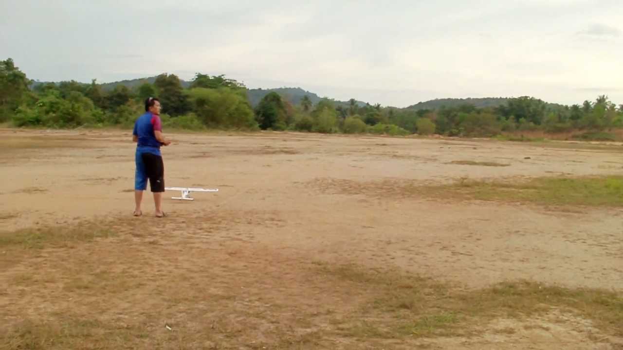 20120130 Langkawi RC Getting Ready To Fly His Hover One [Boy]
