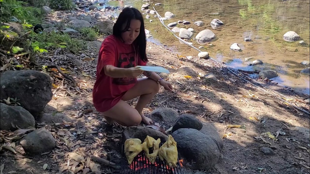 Cocinando un almuerzo en el río 