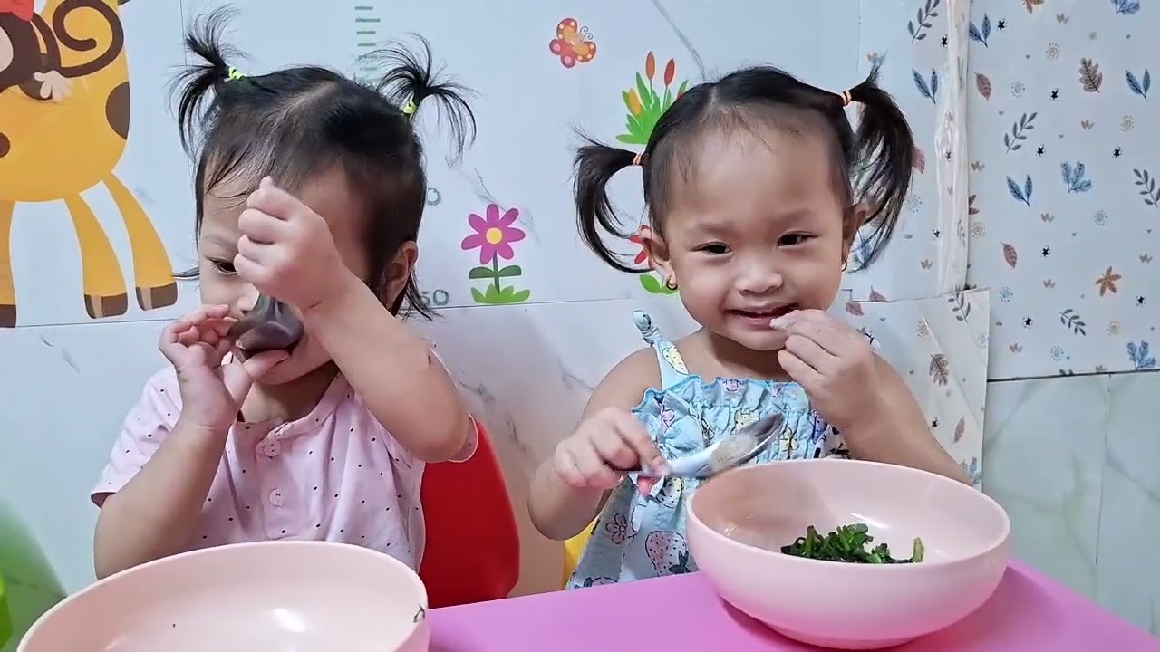 Chị em sinh ba cùng nhau ăn bò viên