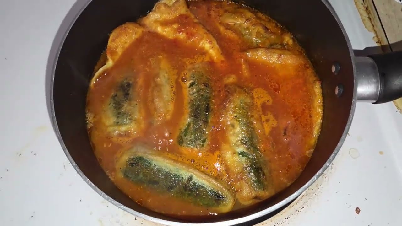 Haciendo rellenos de jalapeños con queso 