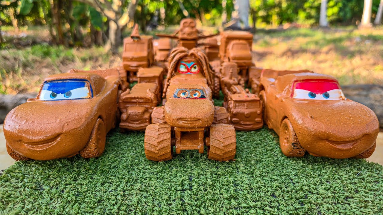 Muddy toy car convoys falls into the water & Clean up Disney Pixar car