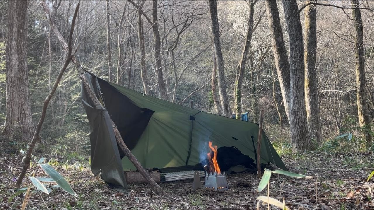[Solo Camping] Overnight in the Spring Rain and Wind , Tarp & Rain Poncho Shelter , Bushcraft