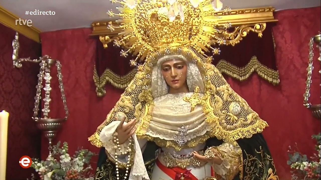 Ana tiene en su casa de #Camas (#Sevilla) dos imágenes de la #EsperanzaDeTriana y la #Macarena