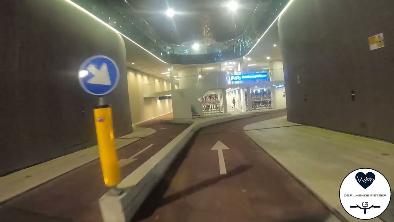 Fietsend door 's werelds grootste fietsenstalling / Cycling through world's largest bicycle parking